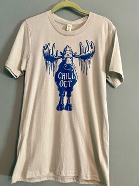 NWT Soul Flower Chill Out Blue Moose Cream Short Sleeve Graphic Tee Sz S